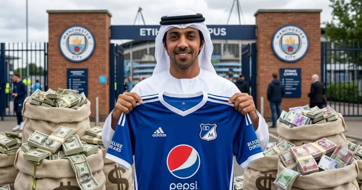 Mansour bin Zayed Al Nahyan con la camiseta de Millonarios y atras las puertas del Ettihad Stadium
