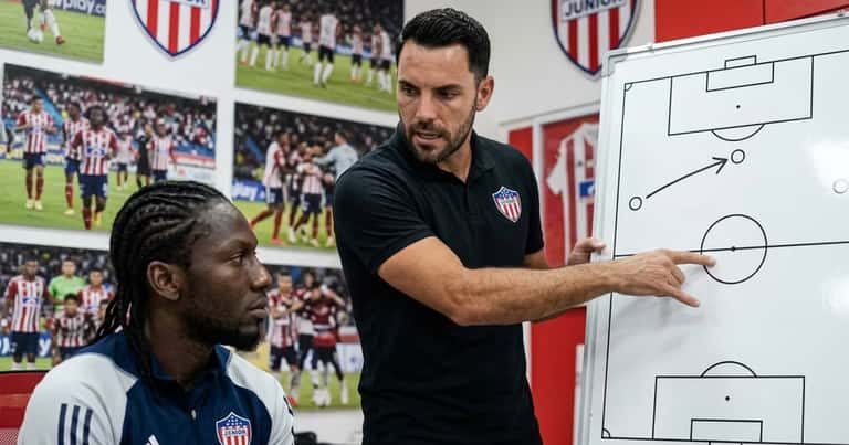 Sebastián Viera podría encontrar una nueva posición para Yimmi Chará en Junior