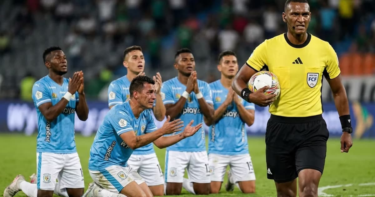Diego Ulloa y jugadores de Jaguares