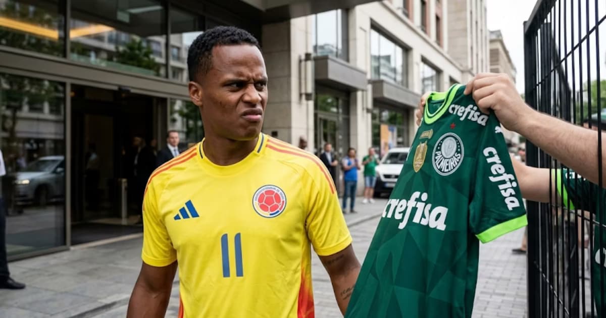 Jhon Arias viendo con asco la camiseta de Palmeiras