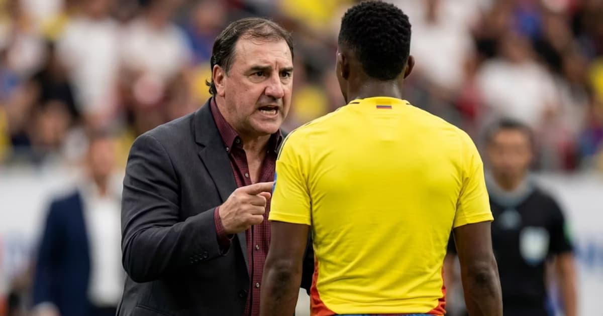 Néstor Lorenzo lució molesto en el empate de Colombia ante México y su queja fue para Álvaro Angulo
