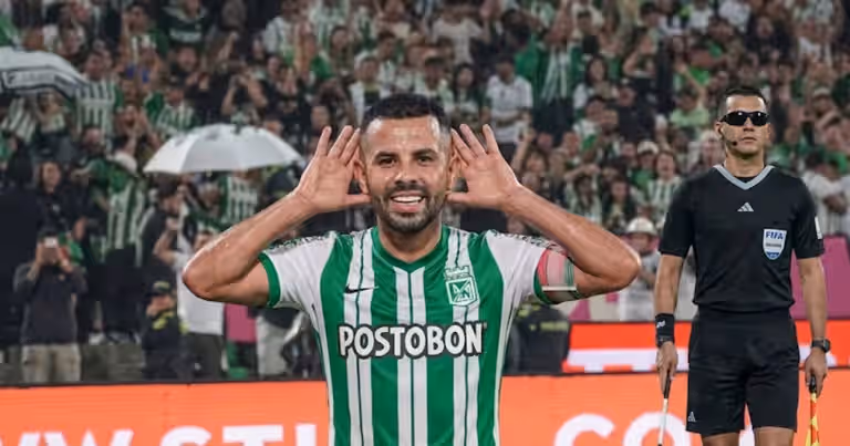 Cardona y el error arbitral en Nacional 2-1 ante DIM: provocó a la hinchada y se salvó de la segunda amarilla