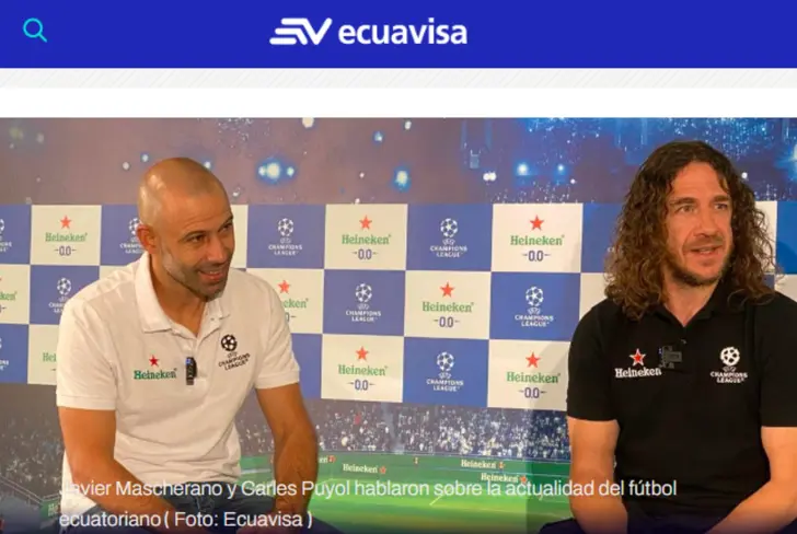 Javier Mascherano y Carles Puyol hablando con Ecuavisa
