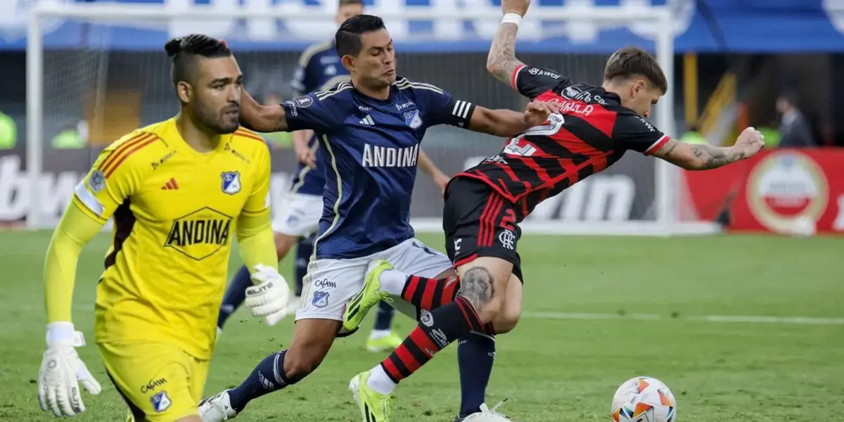Álvaro Montero con el buzo de Millonarios, de fondo una postal del duelo que sostuvo el 'Embajador' ante Flamengo. FOTO: Antena 2