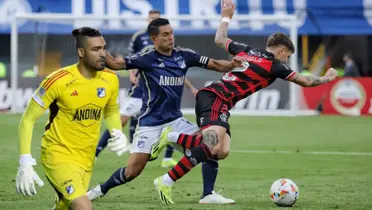 Álvaro Montero con el buzo de Millonarios, de fondo una postal del duelo que sostuvo el 'Embajador' ante Flamengo. FOTO: Antena 2