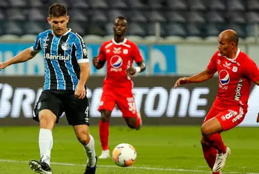 América de Cali tenía los tres puntos en el bolsillo pero el referí hizo jugar los adicionales hasta que empató Gremio y los colombianos no reciben nada