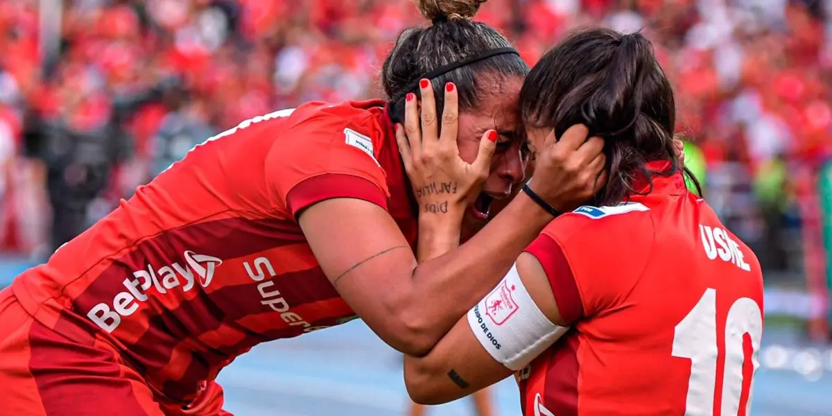 Andrés Usme no dudo en mostar su alegría luego de ganar la Liga Betplay Femenina.