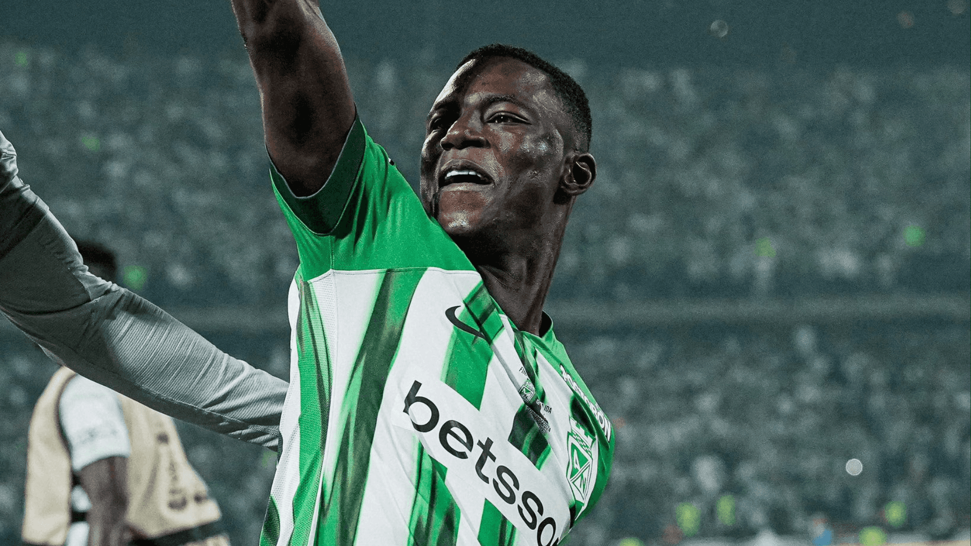 Atlético Nacional confirma que Marino Hinestroza continuará en el equipo para la temporada 2025, tras días de incertidumbre.