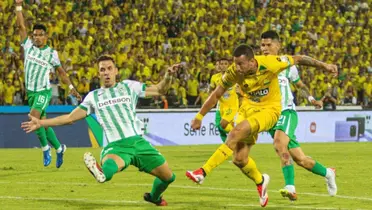 Atlético Nacional levanta la copa de la Superliga tras vencer a Bucaramanga en penales. Foto: Nacional