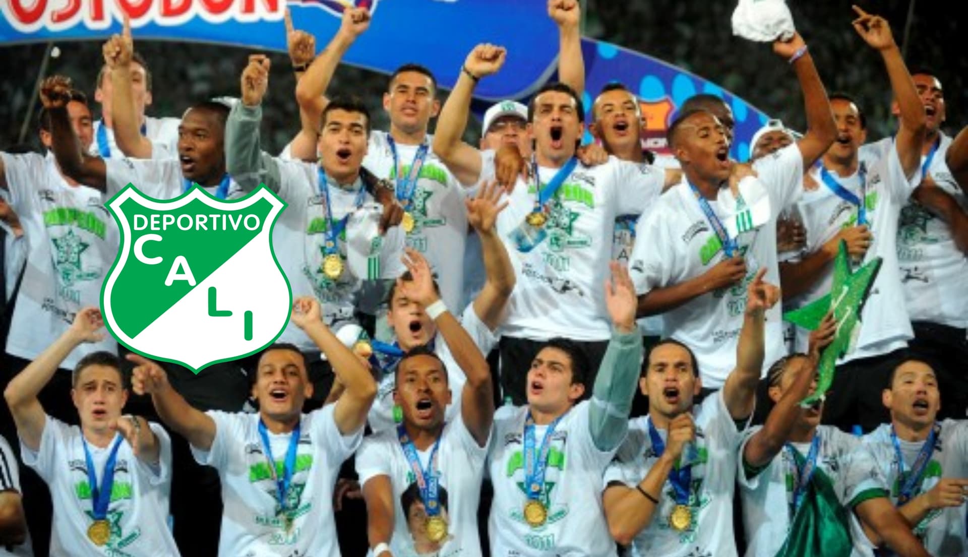 Atlético Nacional posando para las cámaras, al lado diversos entrenadores colombianos. FOTO: El Universal