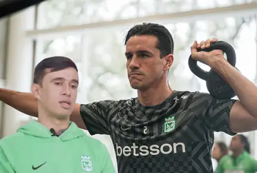 Bernardo Espinosa con el buzo de Atlético Nacional de Colombia.