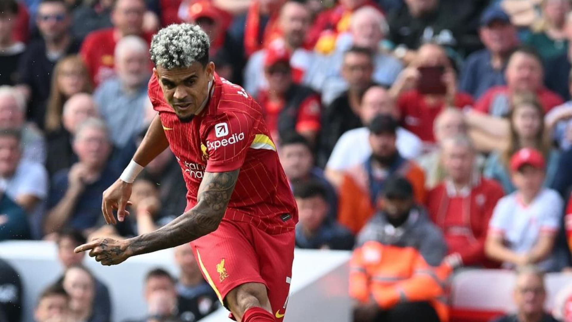 ¡Bromas en el Liverpool! Alexander-Arnold y su divertido regalo. Foto: Instagram