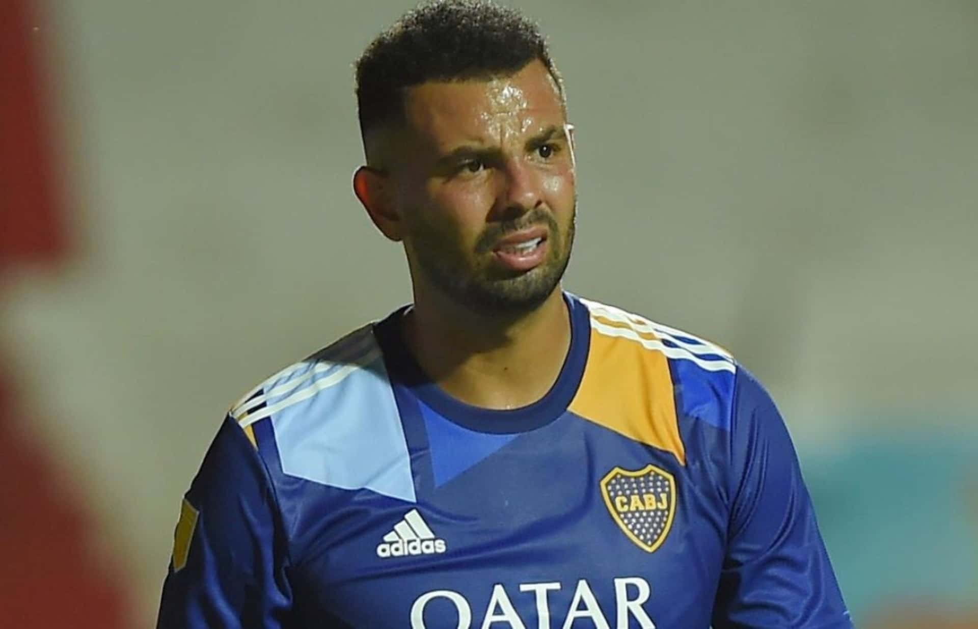 Cardona seguirá en Boca Juniors pero ya le comenzaron a recortar los beneficios.