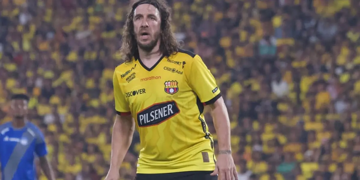 ¡Carles Puyol en modo colombiano! Así fue su llegada a Bogotá. Foto: Instagram