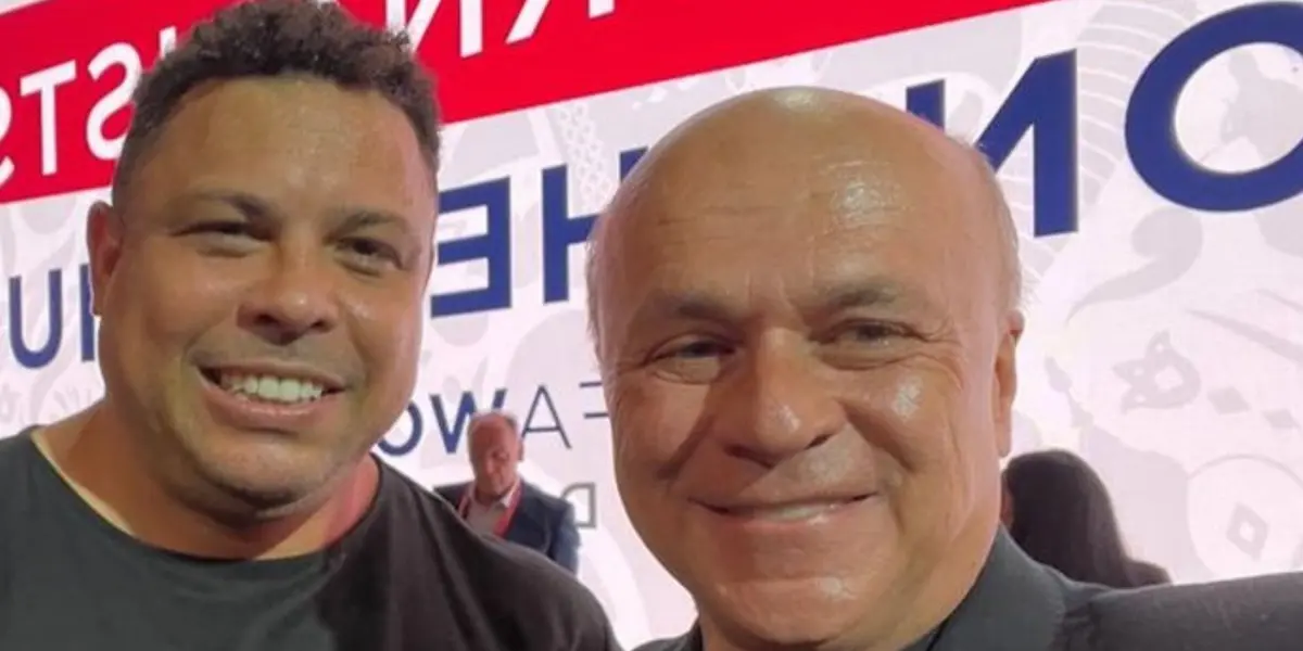 Carlos Antonio Vélez está en Qatar, posó para una foto con Ronaldo Nazario y la FIFA premió al periodista colombiano.