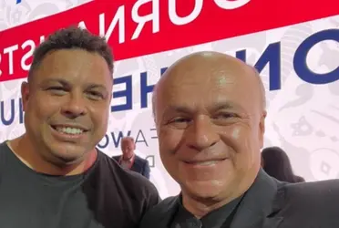 Carlos Antonio Vélez está en Qatar, posó para una foto con Ronaldo Nazario y la FIFA premió al periodista colombiano.