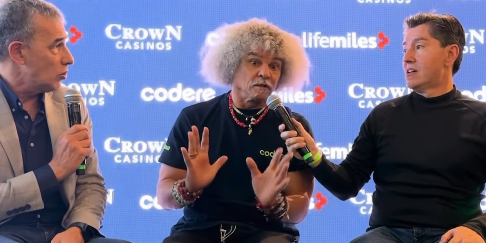 Carlos Valderrama y a su lado Tito Puccetti