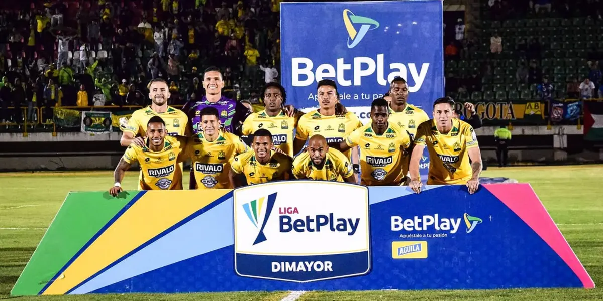 Cientos de hinchas se dieron cita en el aeropuerto para despedir al equipo. Foto: Instagram