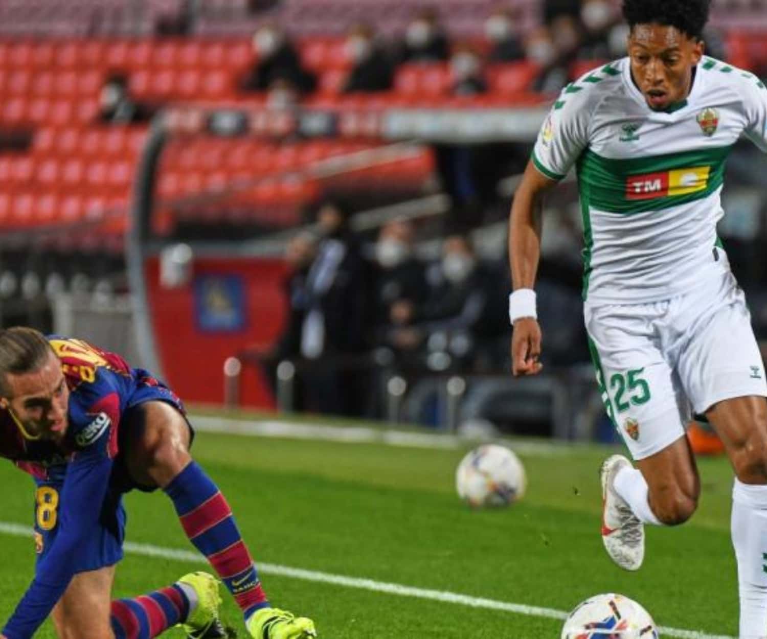 Con una derrota de 2-1 a favor del Barcelona, Elche del colombiano Johan Mojica cayó a la posición #14 de la liga española.