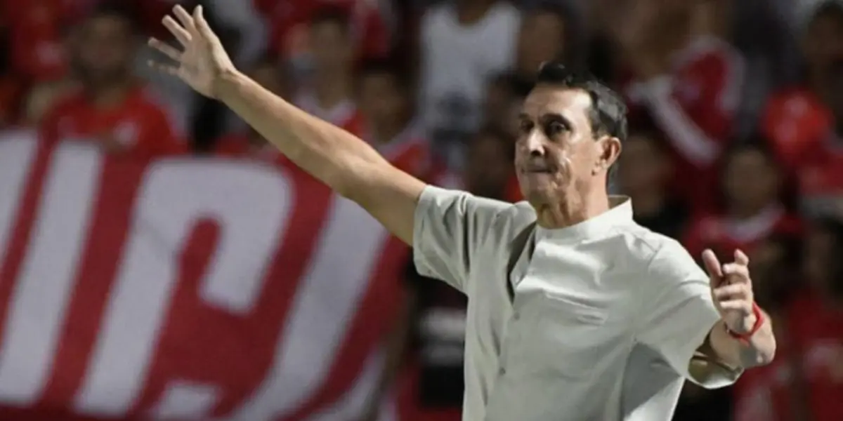 Conmebol impuso una muntal económica al conjunto escarlata luego del escándalo del entrenador en Copa Sudamericana.