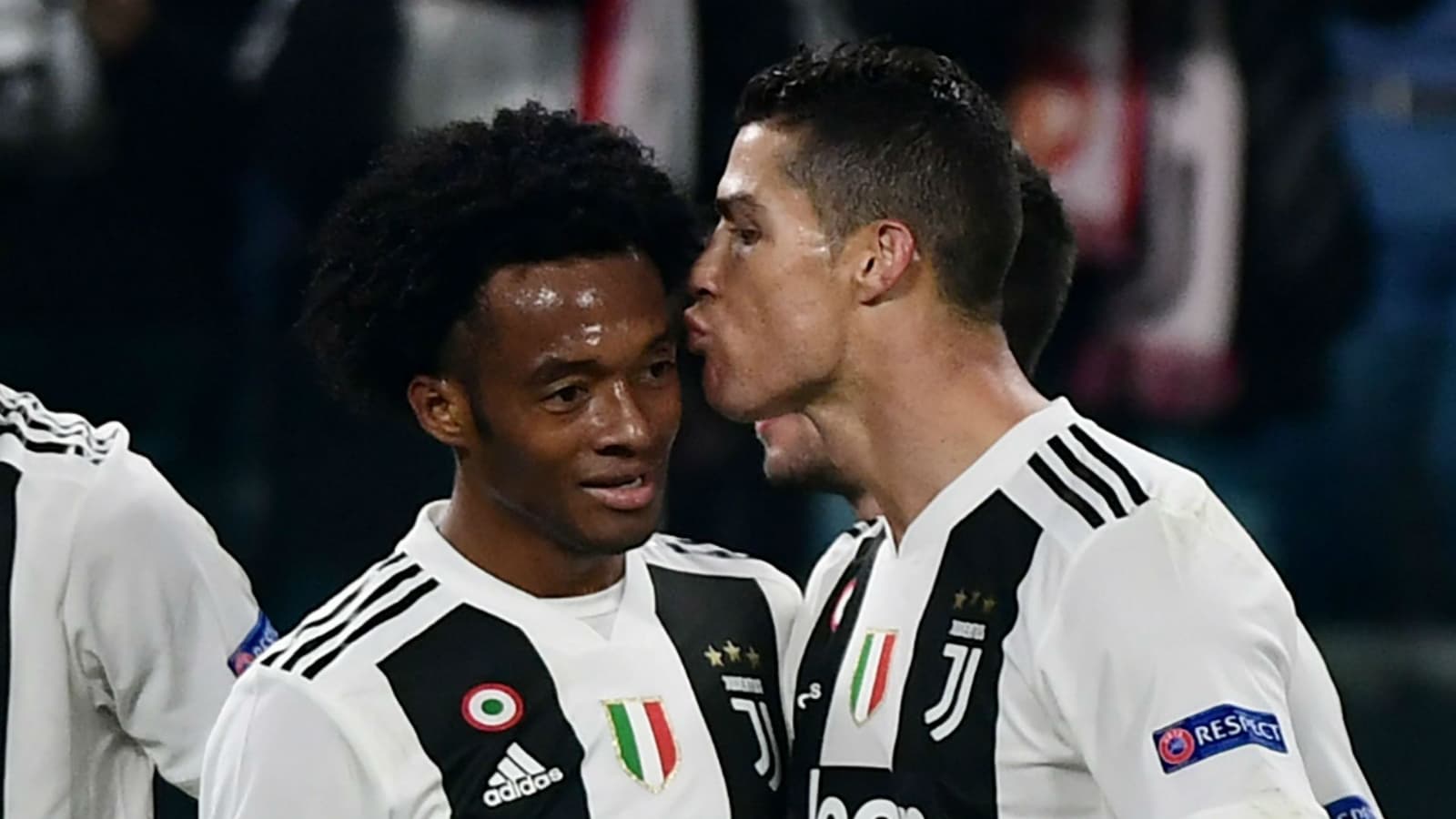Cristiano Ronaldo recibió un reproche de Juan Guillermo Cuadrado durante Barcelona vs Juventus y reaccionó como nadie hubiera esperado.