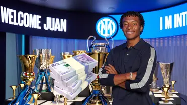 Cuadrado ha bajado de precio. Foto de Cuadrado tomada de Twitter @CONMEBOL y pesos de 123RF.