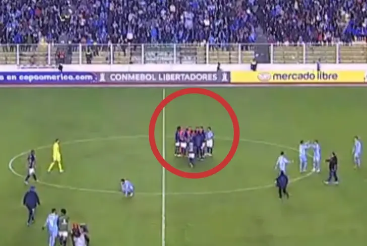 Jugadores de Millonarios le reclaman al árbitro (Captura de pantalla cortesía de ESPN)