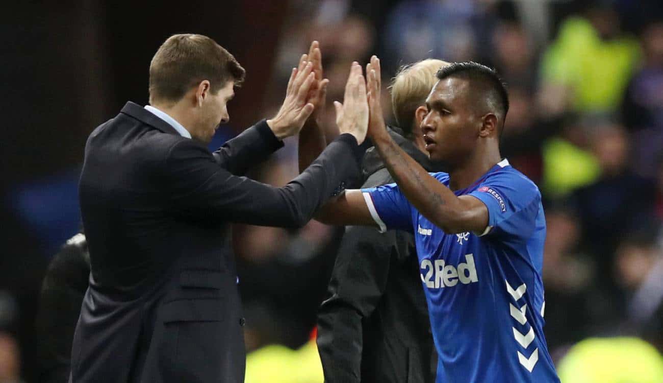 Desde Inglaterra llueven los elogios para Yesenia Morelos, esposa del Búfalo, tras el rumor de su llegada a suelo inglés.