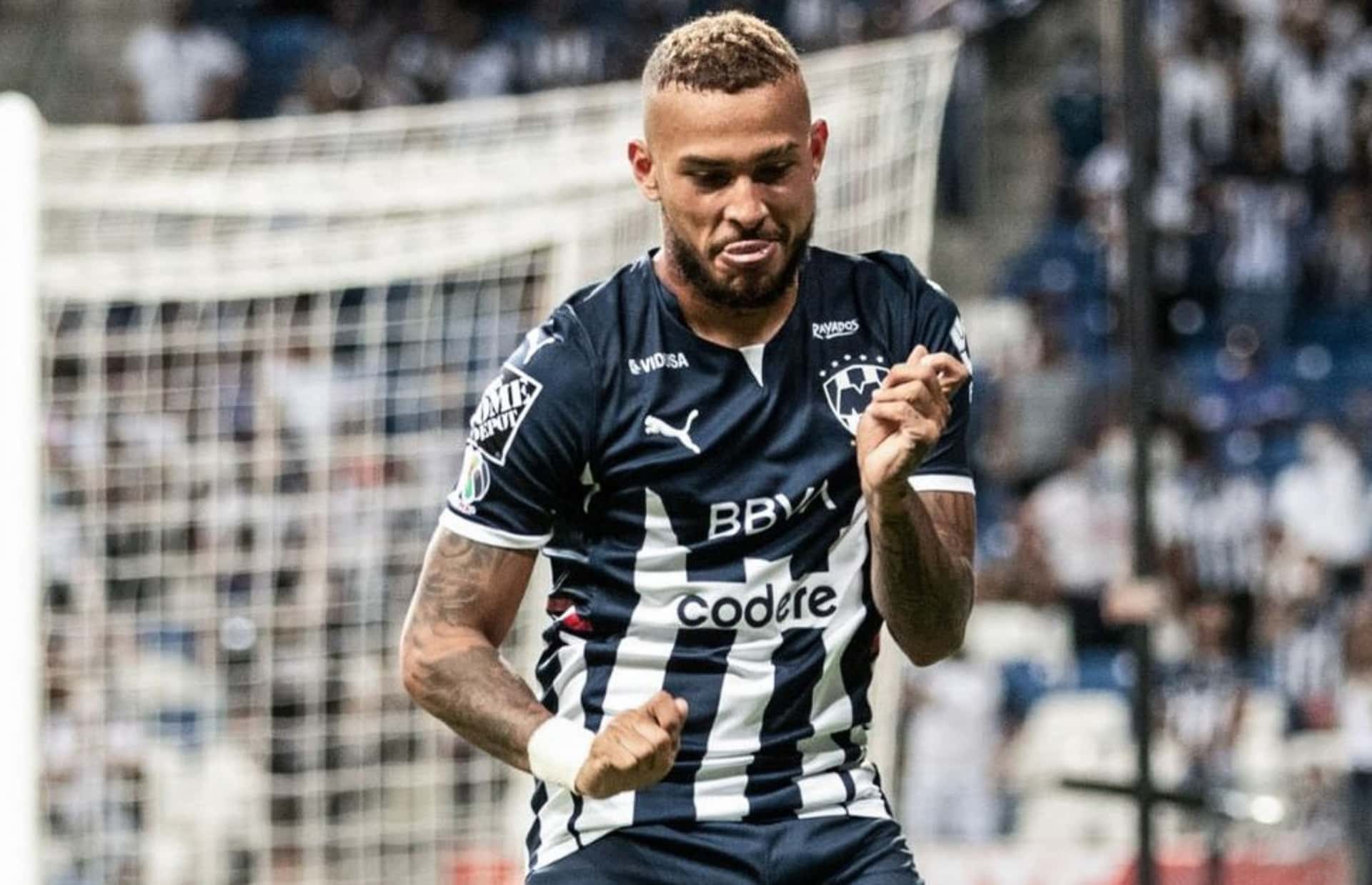 Duván Vergara el ex jugador del América de Cali brilló con el CF Monterrey de México al marcar dos goles frente al equipo Pumas. Se rumora que desde la junta directiva del club había un premio económico de $5 mil dólares al jugador del CF Monterrey que marcara más goles en este partido y que por supuesto salieran ganando. Todos esos elementos los condensó Vergara y se llevó el primer incentivo. Esta actuación de Duván lo puede ayudar a obtener un beneficio que Stefan Medina predijo esta semana.