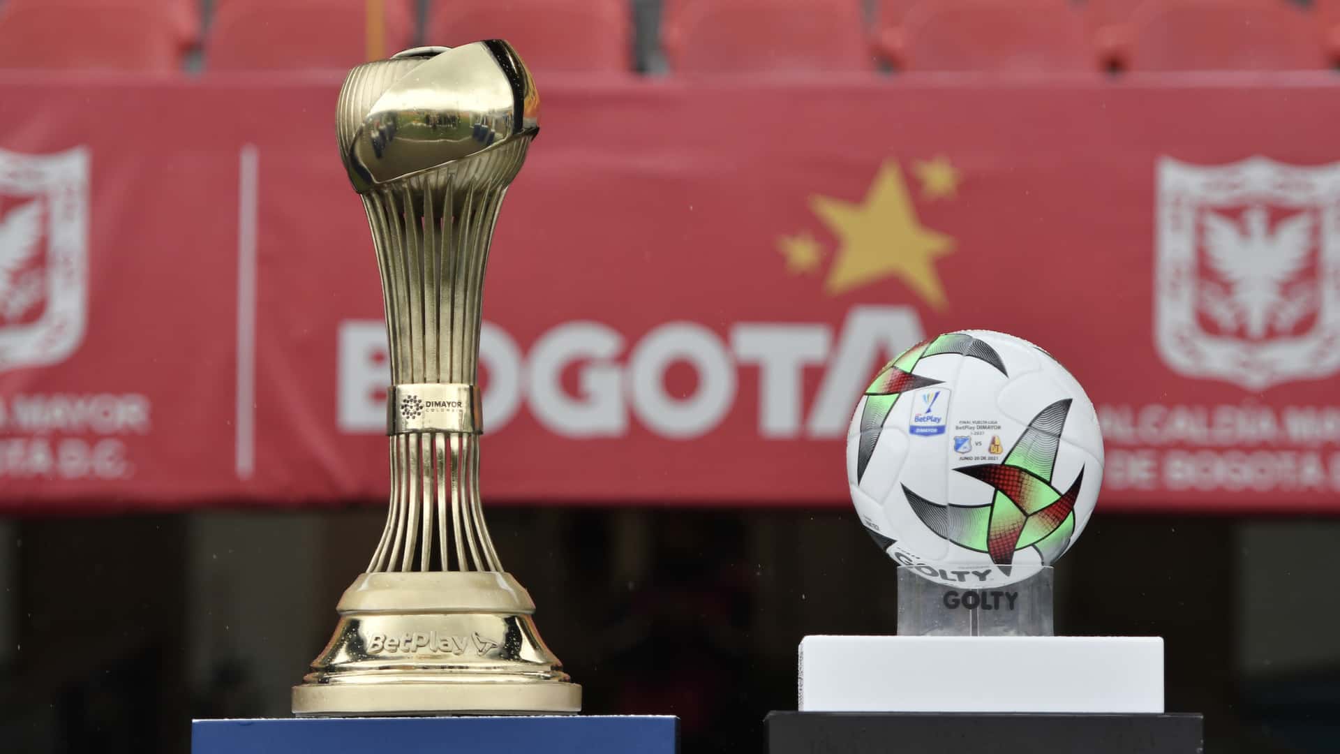 El actual campeón del fútbol colombiano Deportivo Cali no levanta cabeza a un mes de conocer sus rivales en Copa Libertadores.