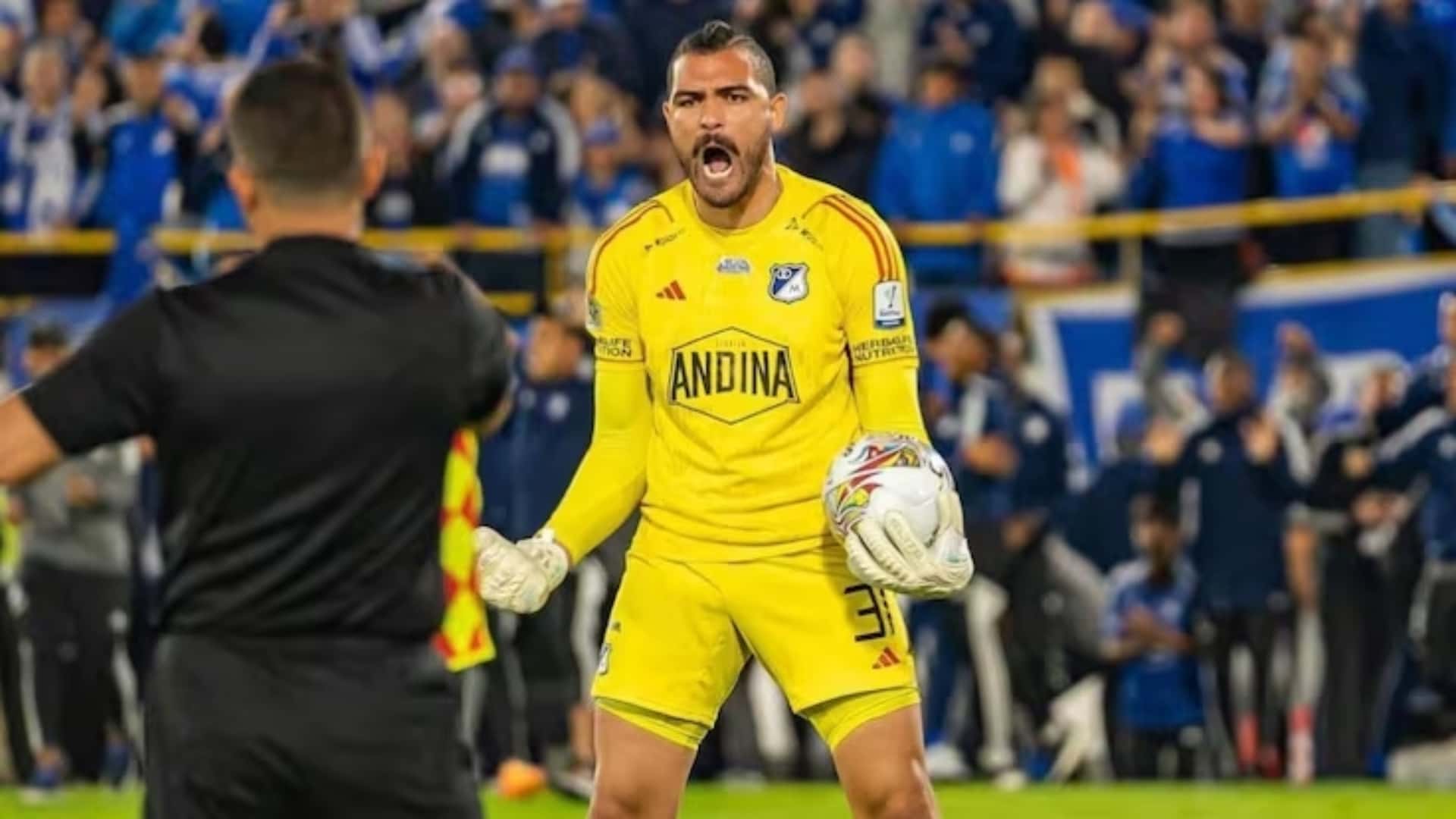 El arbitraje nos vuelve a dejar con la boca abierta. Foto: Instagram