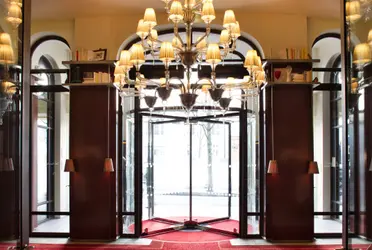 El argentino se hospedará en una de las suites presidenciales con vista 360° de París que tiene el prestigioso hotel 