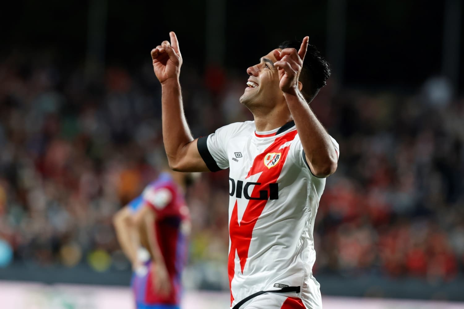 El atacante fue la figura en el partido de Rayo Vallecano ante Real Sociedad tras conseguir el gol del empate 1-1 en la liga de España.