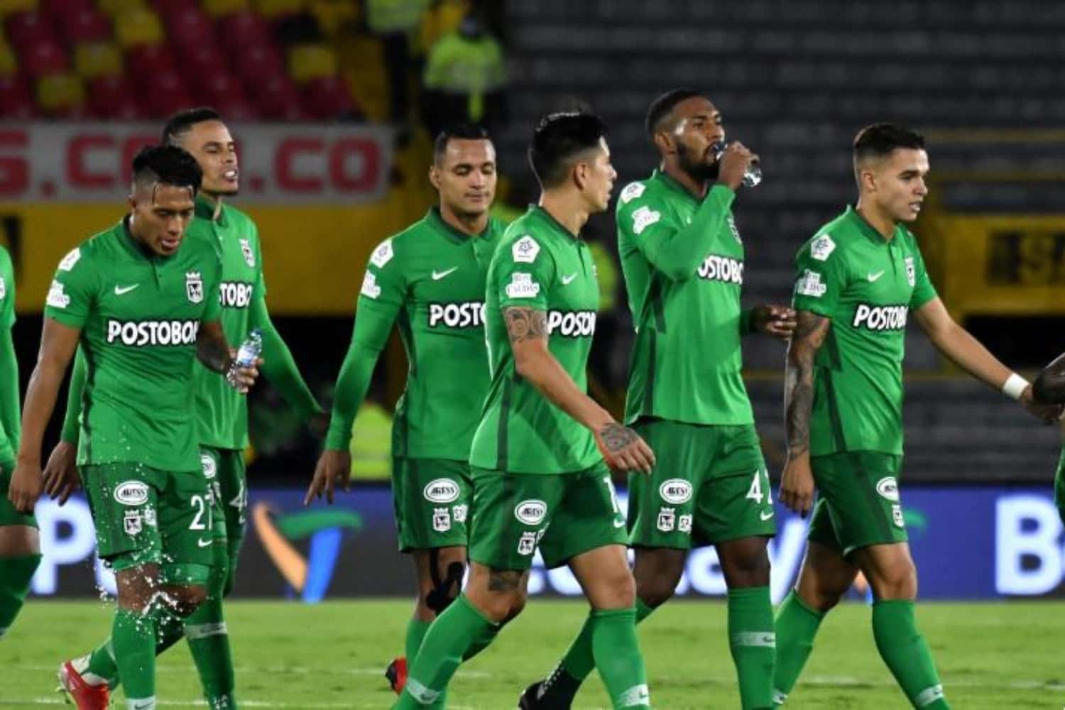 El club verdolaga perdió en la liga colombiana y los hinchas arremetieron contra los jugadores.