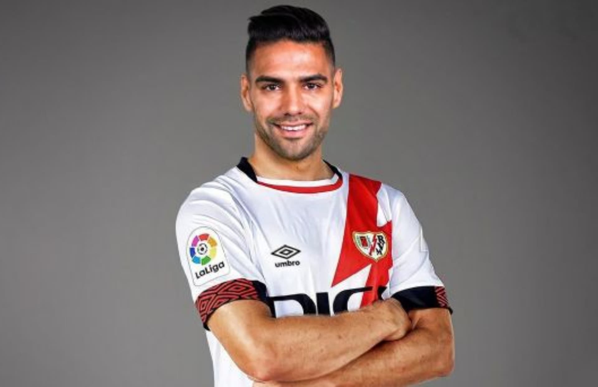 El colombiano es la sensación de La Liga de España y los hinchas de su nuevo equipo han hecho que el colombiano sea la sensación de Vallecas.