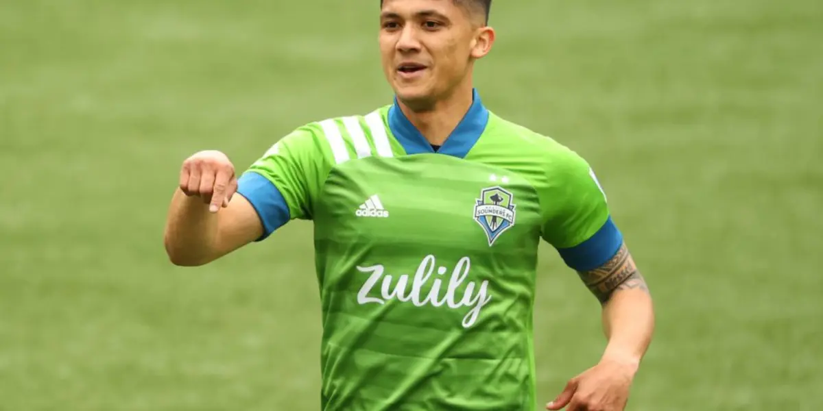 El colombiano Fredy Montero actualmente juega con el Seattle Sounders y este domingo, 15 de agosto de 2021, hizo una de sus noches de antología al marcarle dos goles al Portland Timbers, el marcador final fue a favor del equipo de Montero en un holgado score de 6 goles a 2. Fredy a sus 34 años sigue activo, muchos recuerdan su amplia carrera profesional y es un futbolista colombiano que en los Estados Unidos llegó a vender camisetas a la altura de figuras como David Beckham o Thierry Henry.