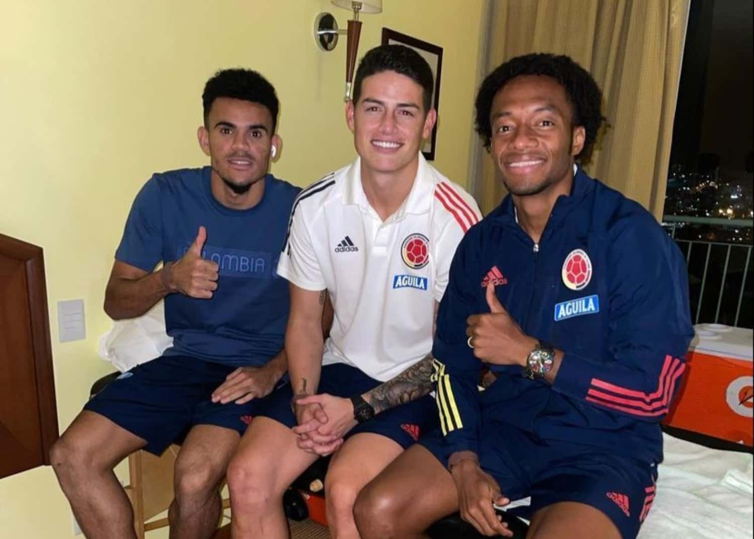 El colombiano James Rodríguez ha tenido unos gestos con los hinchas de la Selección Colombia y estaría un poco disgustado por el accionar de sus compañeros.