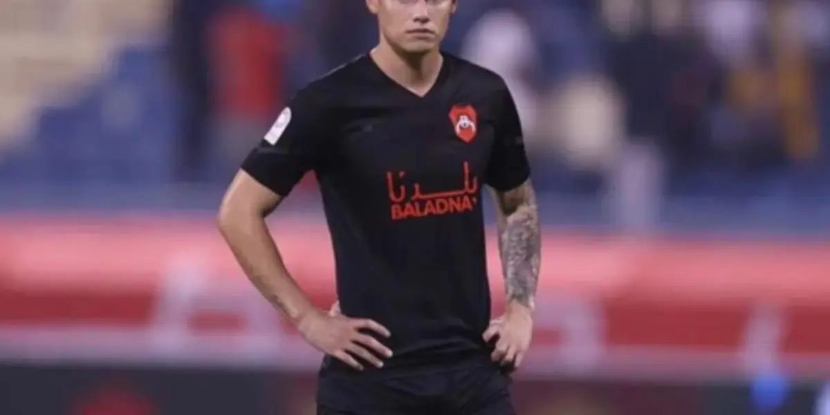 El colombiano James Rodríguez se quedó sin entrenador en Qatar por el despido de Laurent Blanc y ahora le toca afrontar la relación con su nuevo estratega.