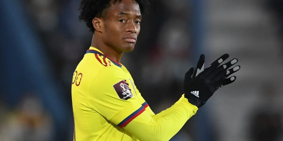 El colombiano Juan Guillermo Cuadrado no dejó de mostrar su agrado cuando sacaron a Rafael Santos Borré y aplaudió el cambio.