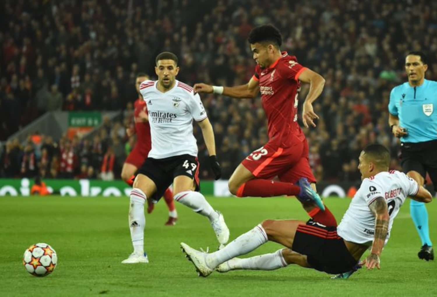 El colombiano logró una meta personal que reivindica la participación de los colombianos en la Champions League y alegra a su país natal.
