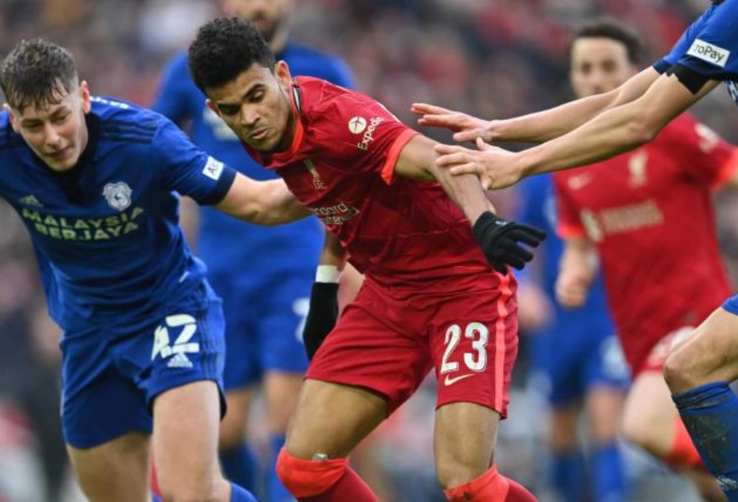 El colombiano Luis Díaz debutó con el Liverpool y los medios no ha parado de elogiarlo.