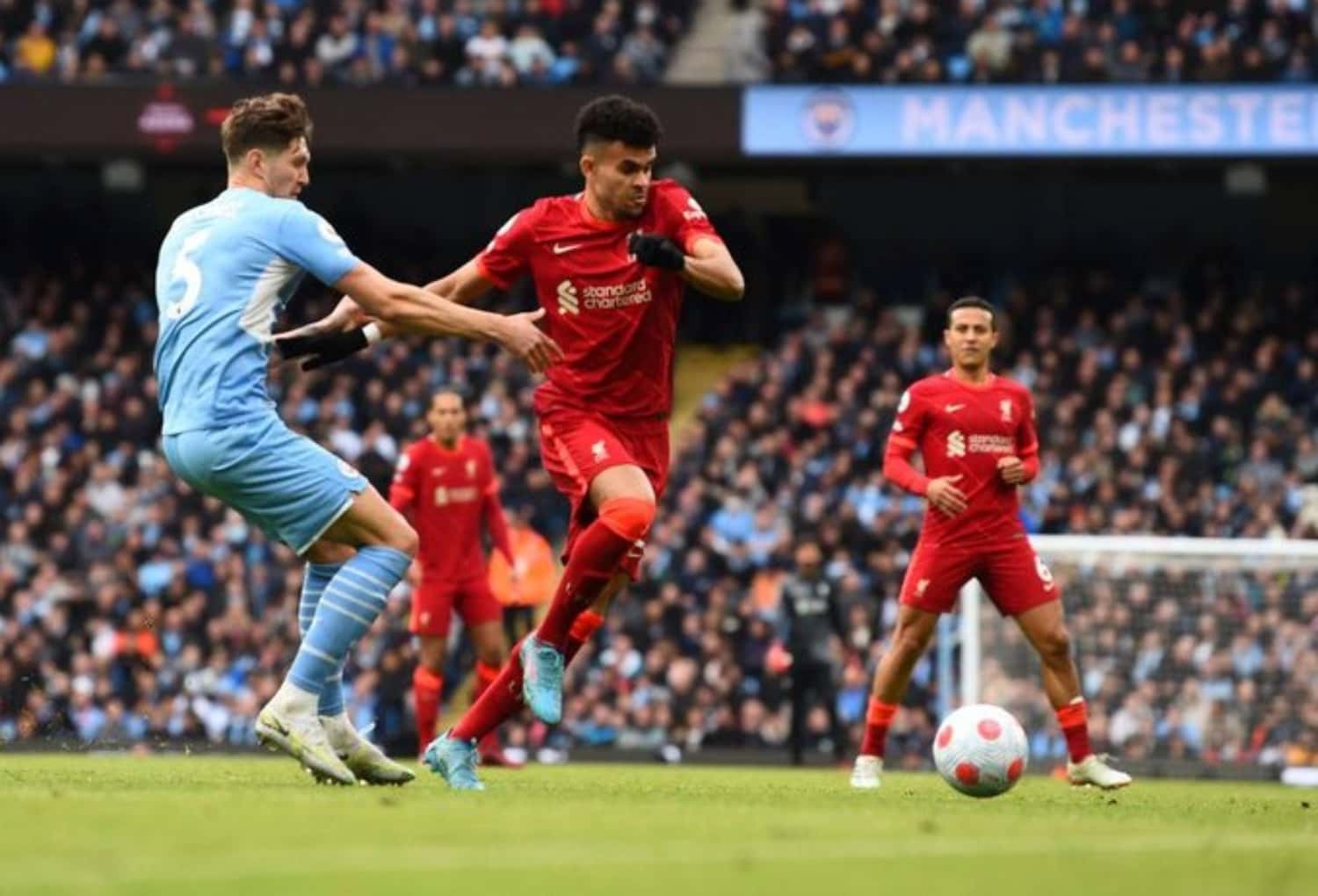 El colombiano vio pocos minutos contra el Manchester City y en las redes sociales recibió mensajes sobre su actuación.