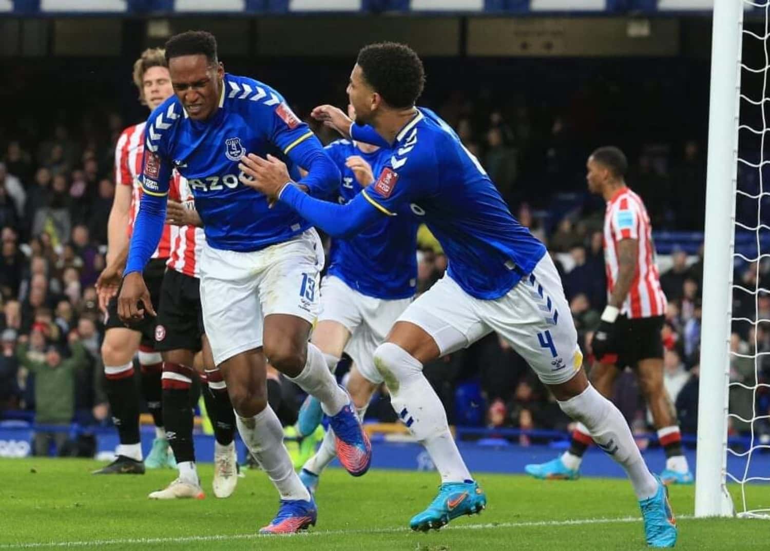 El colombiano Yerry Mina marcó un golazo en Inglaterra y los medios internacionales lo han elogiado.