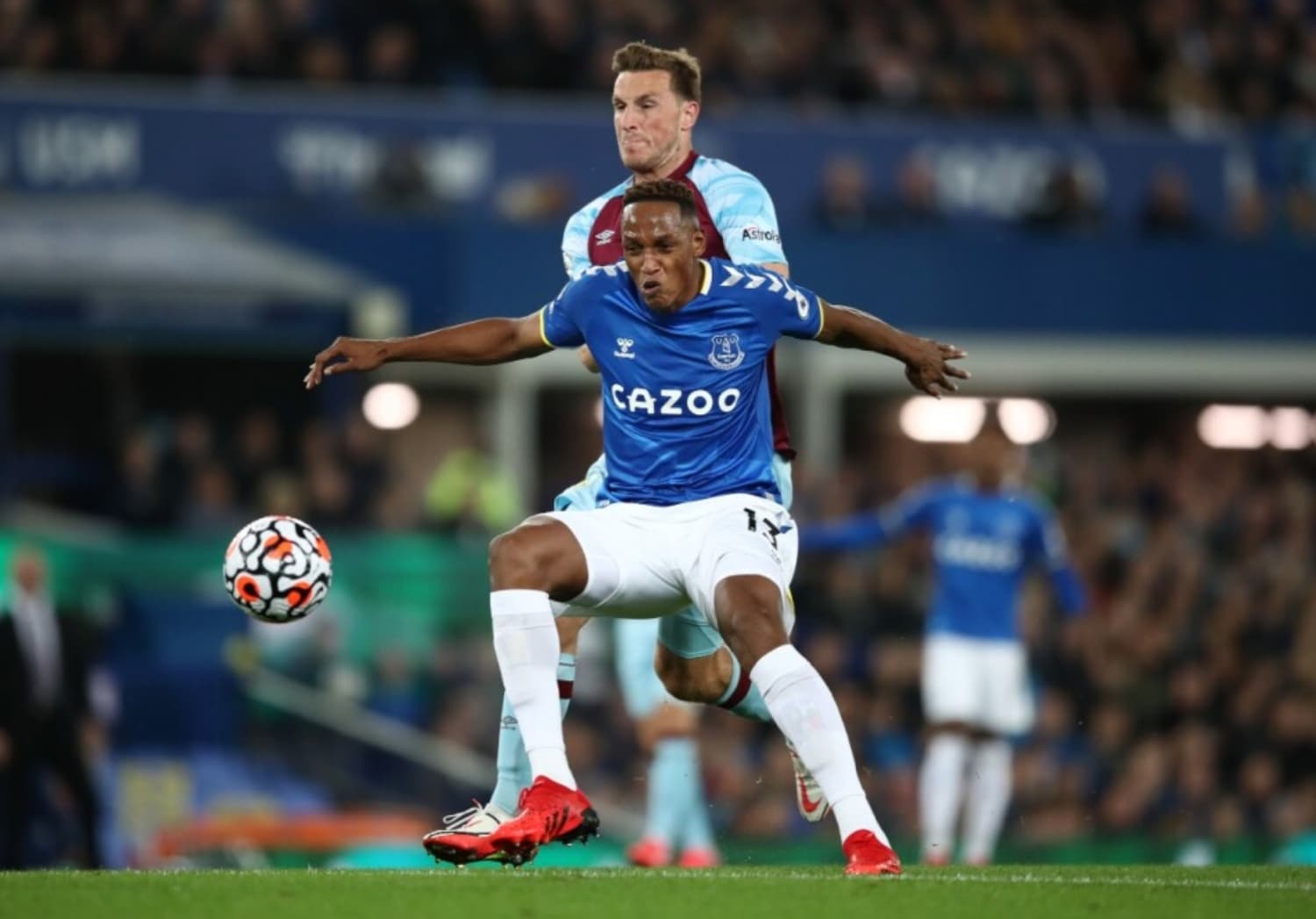 El colombiano Yerry Mina tiene nuevo entrenador en Inglaterra y recibió fuertes críticas por ese nuevo reto que lo pondrá a prueba.