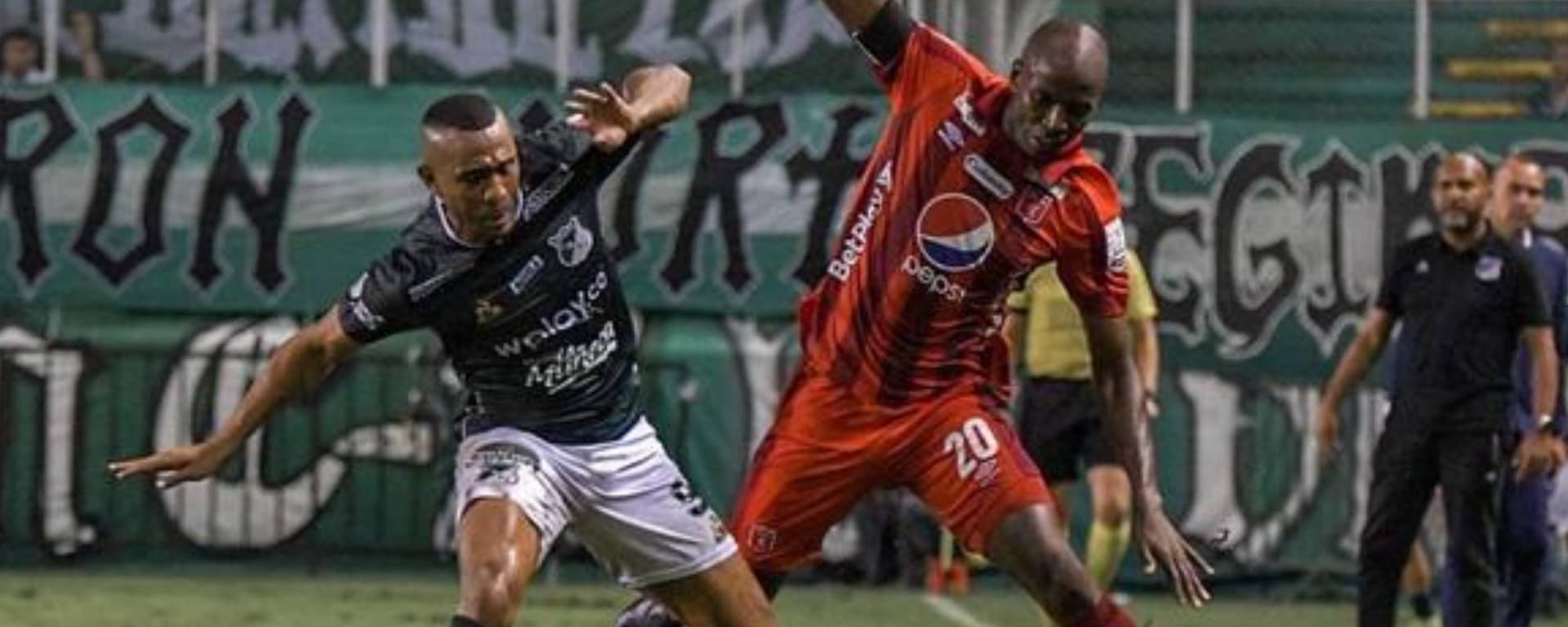 El conjunto azucarero sufrió una dolorosa derrota con dos hombres más que su rival y la hinchada no dudo en aplaudir al equipo escarlata.
