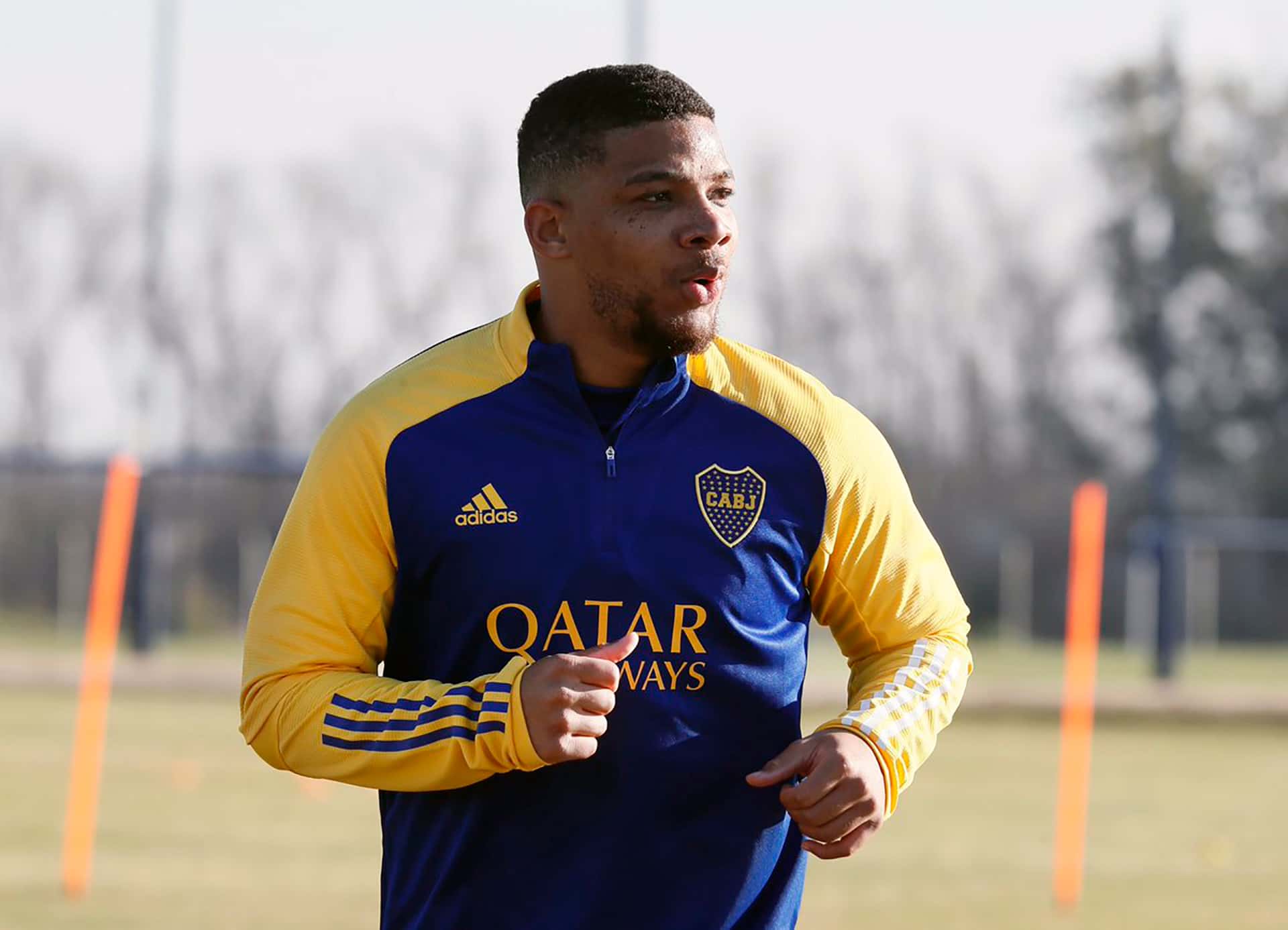 El defensor de Boca contó por qué reconoce el campo de juego sin botines.