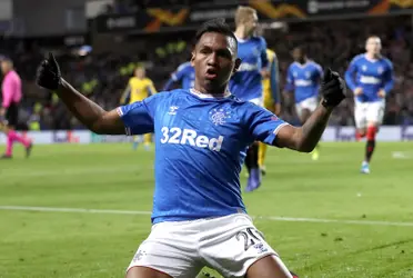 El delantero 'Cafetero' de 25 años le dio la bienvenida con un doblete a su nuevo entrenador, Giovanni van Bronckhorst, quien lució feliz desde el banquillo con la actuación de Morelos y su primera victoria al mando del club escocés.