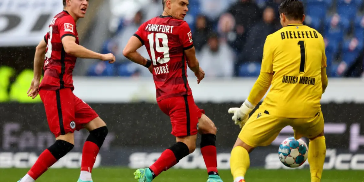 El delantero colombiano Rafael Santos Borré salió otra vez como titular en el partido del Eintracht Frankfurt contra el Arminia, en lo que fue la tercera jornada de la Bundesliga, partido que terminó empatado a un gol. Sin embargo, Santos Borré no pudo anotar en su tercera oportunidad y sumó el tercer partido sin conocer la victoria. Rafael ha recibido muchas críticas por parte de la prensa especializada y de los hinchas del club alemán; estos últimos piden que justifique su salario mensual de $167 mil euros. Hay un análisis que apunta a que Santos Borré presenta un problema que imposibilita su juego.