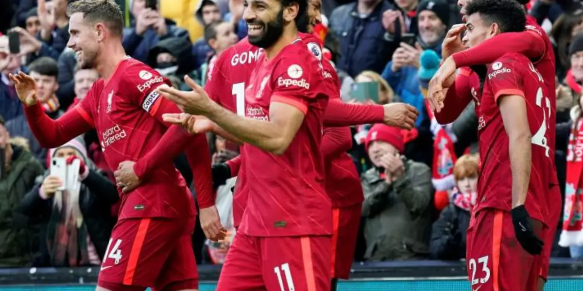 El delantero colombiano se destacó en el partido de Liverpool ante Norwich y uno de los referentes tuvo un noble gesto con el guajiro.