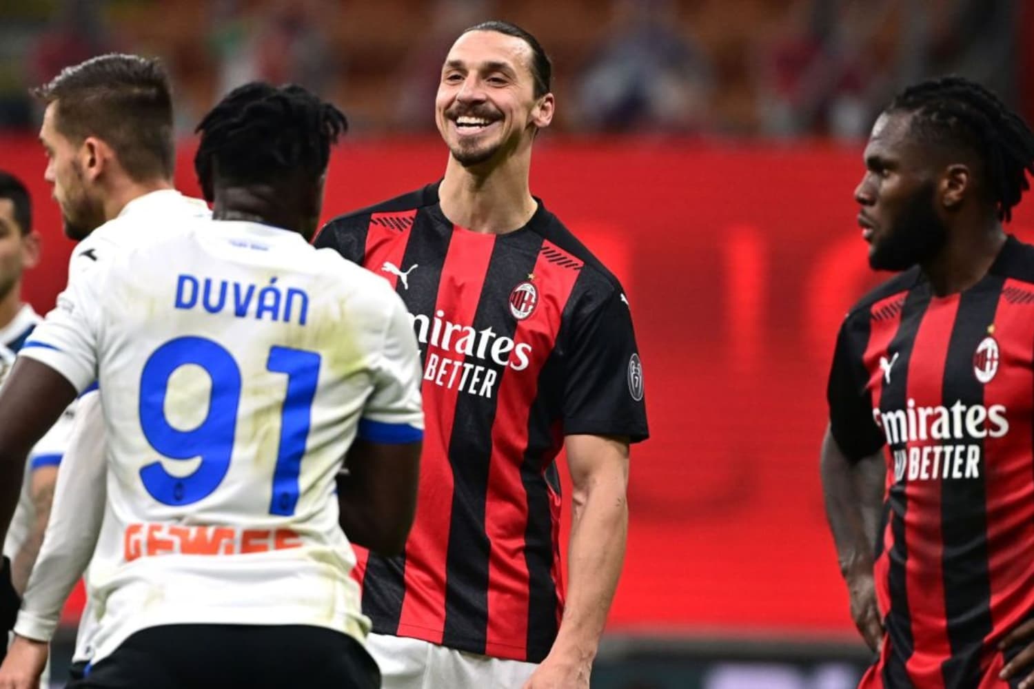 El delantero del Milán tuvo un enfrentamiento con el colombiano donde se burló del jugador.